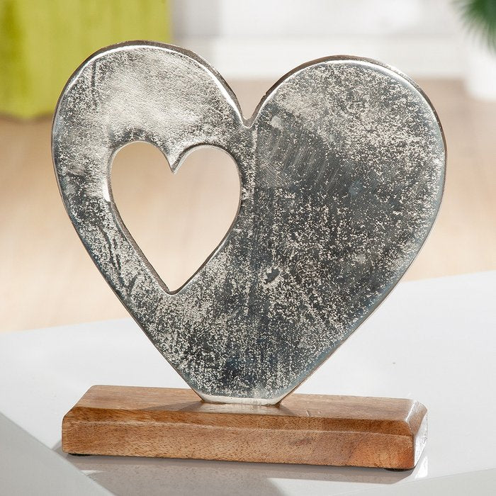 Zilverkleurig hart op houten voet