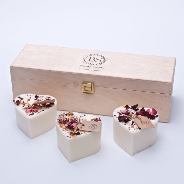 Geschenkset van 3 hartvormige kaarsen met rozenblaadjes